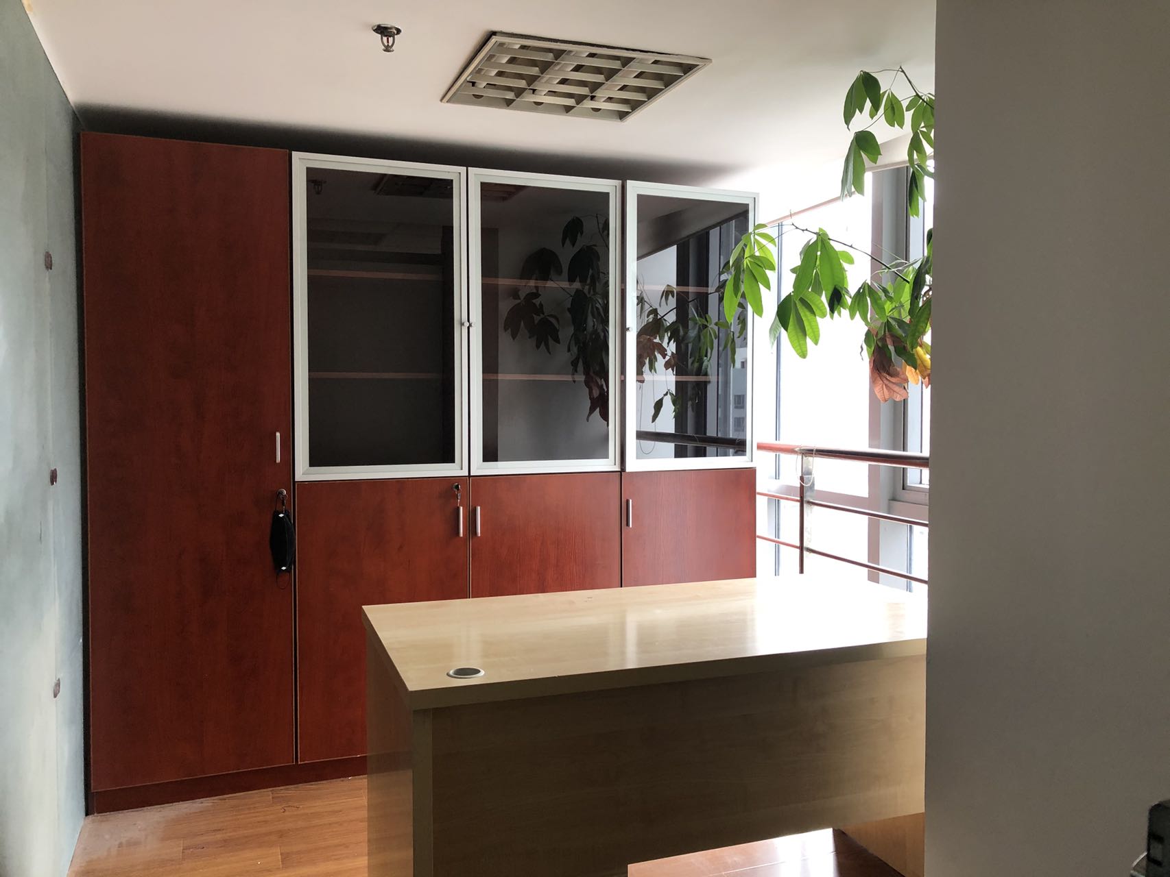 华宁国际广场145平精装修带家具办公室出租